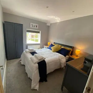Stylish 1st Floor Flat Free Parking 2mins From Junction 48a1m Apartment